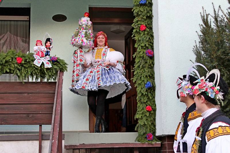 V ulicích Huštěnovic se o víkendu zpívalo, tancovalo, juchalo a hodovalo.