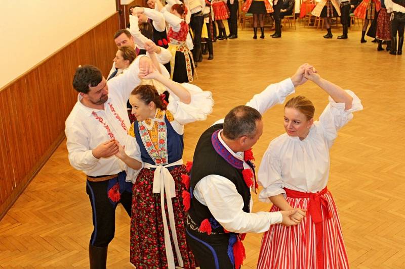 Nejen při moravské besedě vynikly v Kudlovicích pestrobarevné slavnostní lidové oděvy tanečnic a tanečníků. 