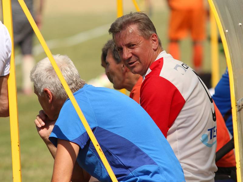 Poslední červnovou sobotu si vybrali Lhoťané k oslavám 70. výročí založení fotbalového klubu. Slavnostní odpoledne začalo zápasem přípravek Lhoty proti Blatnici. Po nich nastoupili místní muži proti internacionálům Slovácké Slavie Uherské Hradiště. Vpodve