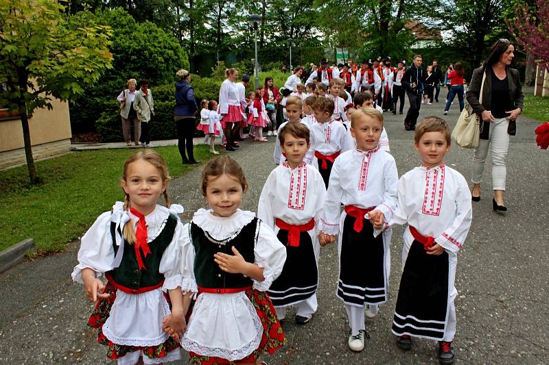 V Sirnatých lázních Ostrožská Nová Ves požehnal kněz pramenům, návštěvníci se pak mohli zaposlouchat do písniček dětí a pěveckých sborů.