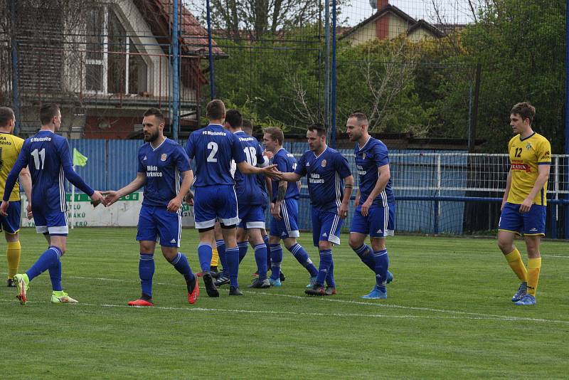 Fotbalisté Starého Města (žluté dresy) prohrály v semifinále Poháru Zlínského KFS s Morkovicemi 3:5.