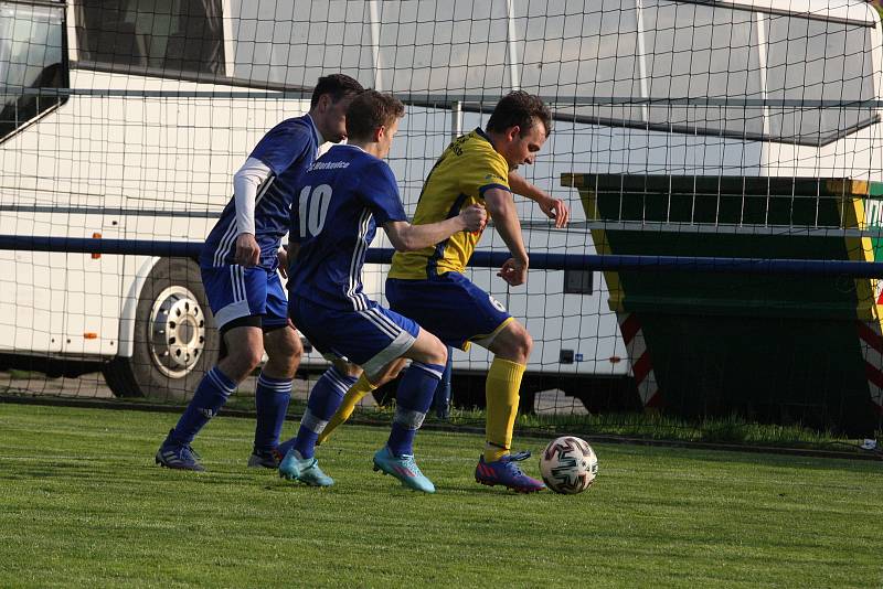 Fotbalisté Starého Města (žluté dresy) prohrály v semifinále Poháru Zlínského KFS s Morkovicemi 3:5.