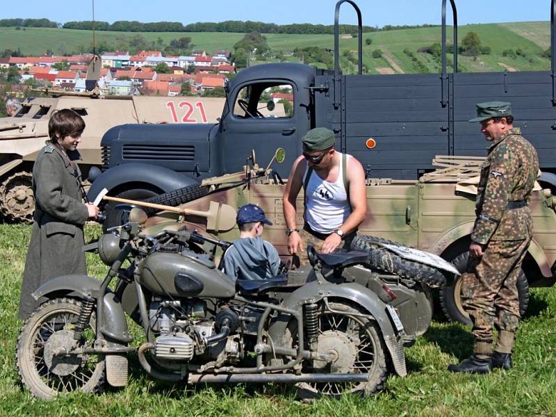 Den historické a vojenské techniky a oslava osvobození ve Strání