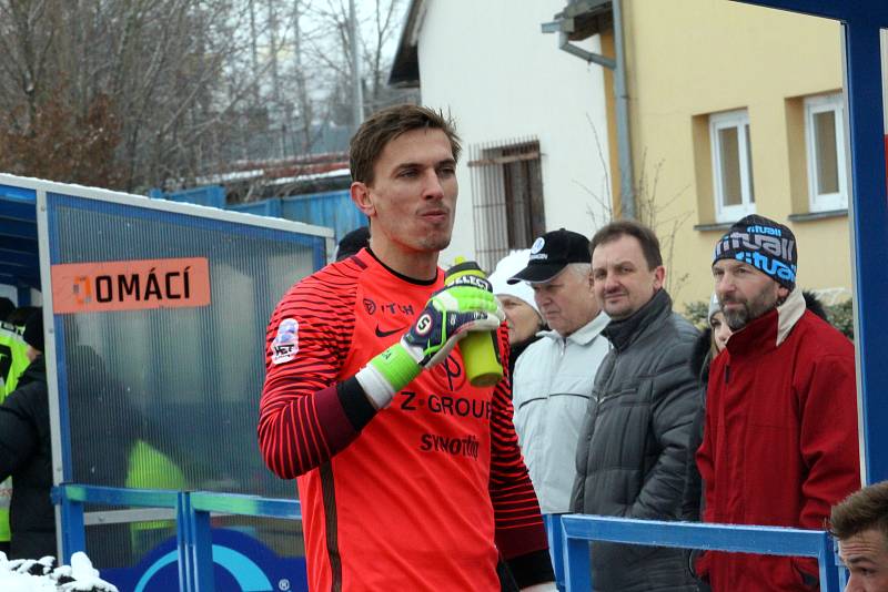 Fotbalisté Slovácka (v bílých dresech) na umělé trávě v Uherském Brodě přehráli druholigové Vítkovice 4:0. Foto: Deník/Stanislav Dufka