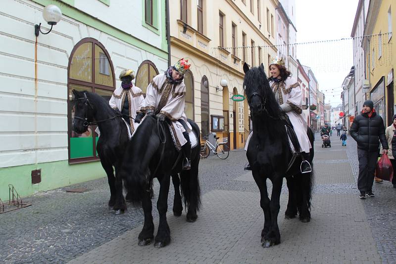 Se třemi králi na koních kráčel Hradištěm  velbloud Paša. Zastavili se i na radnici, kde je přivítal starosta města Stanislav Blaha se svými místostarosty.