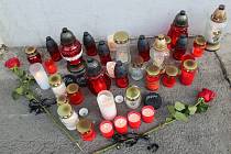 Puky, svíčky, růže, prapor - pieta pro Romana Čechmánka v Uherském Hradišti; pondělí 13. listopadu 2023