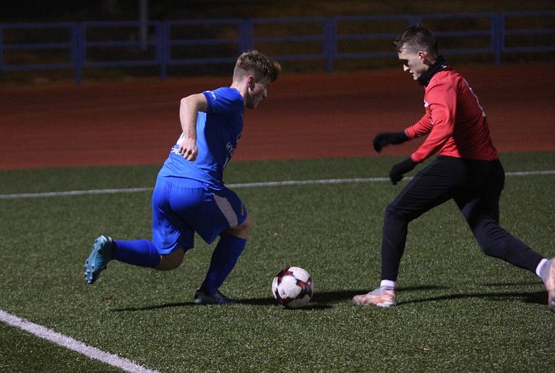 Fotbalisté Uherského Brodu (červené dresy) v přípravném zápase podlehli dorostu Baníku Ostrava 0:7.