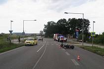 Záchranáři zasahují u Slováckých strojíren v Uherském Brodě, kde motocyklista narazil do Volkswagenu a zranil se; středa 12. července 2023