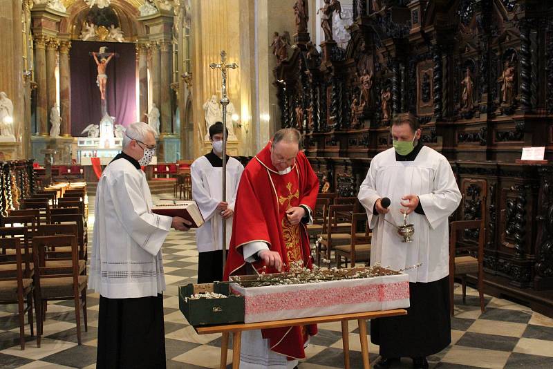 Bohoslužby v rouškách bez věřících v době koronavirové slouží a bude sloužit ve velehradské bazilice tamní kněz P. Josef Čunek.