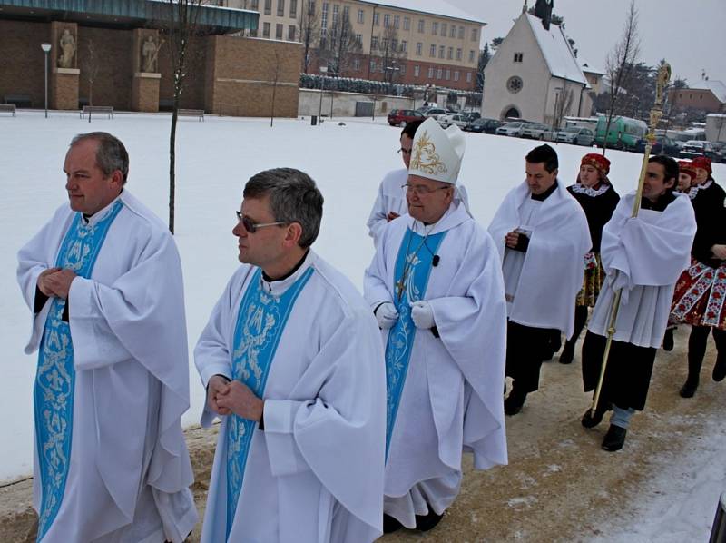 SVATÁ BRÁNA. Pečlivě nazdobenou bránu Roku milosrdenství otevřel v neděli do Královské kaple velehradské baziliky pomocný olomoucký biskup Josef Hrdlička.