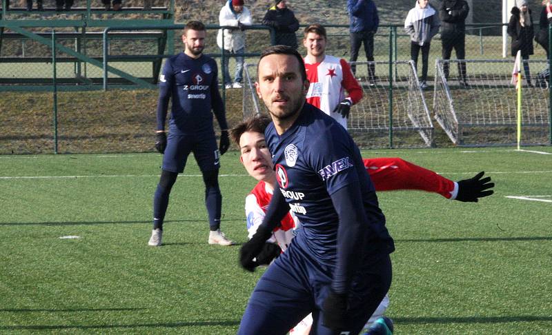 Fotbalisté ligového Slovácka (v modrých dresech) zvítězili na umělé trávě v Kroměříži 4:1. Na snímku Haris Harba.