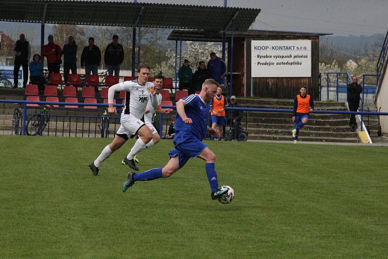 Fotbalisté Kunovic (modré dresy) i přes snaživý výkon doma podlehli Bojkovicím 1:2.