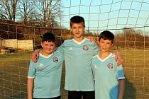 Trojice mladých Ukrajinců trénuje fotbal v Ostrožské Lhotě.