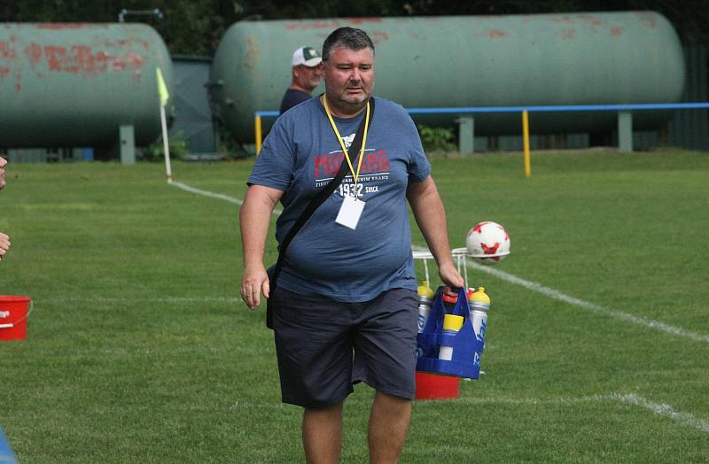 Fotbalisté Slavkova (bíločervené dresy) na úvod nové sezony zdolali Velký Ořechov 1:0.