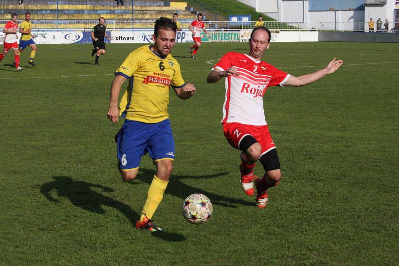 Fotbalisté Starého Města (žluté dresy) v 8. kole I. B třídy skupiny C přetlačili Slavkov 2:1.