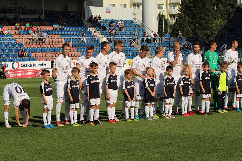 Fotbalisté Slovácka (v bílých dresech) proti Teplicím