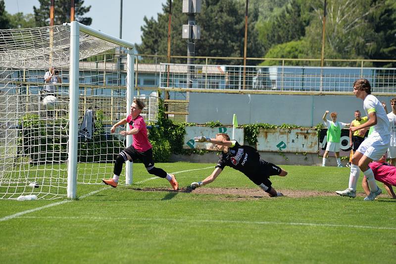 Mladší dorostenci Slovácka (bílé dresy) přehráli Znojmo 6:1.