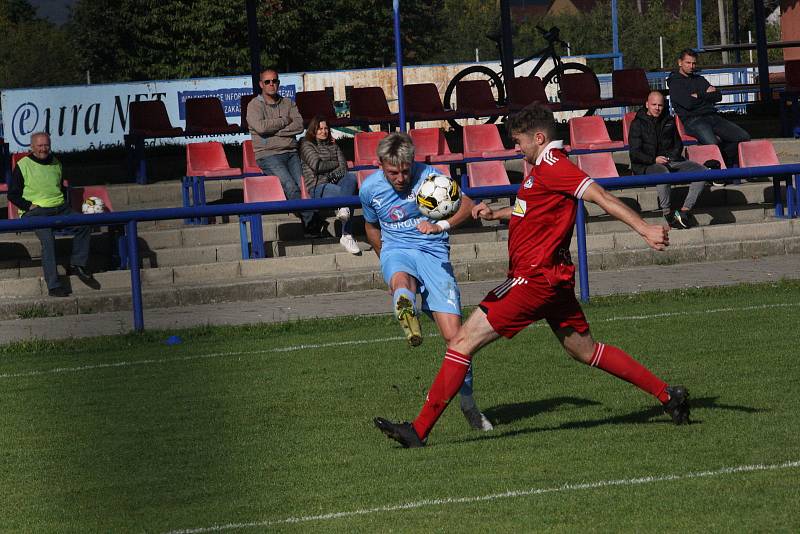 Fotbalisté Slovácka B (modré dresy) v 10. kole MSFL deklasovali Velké Meziříčí 6:1.