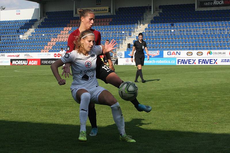 Fotbalistky Slovácka (v bílých dresech) ve šlágru 4. kola I. ligy žen podlehly pražské Spartě 1:3.