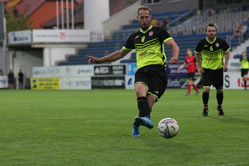 Fotbalisté Jalubí (žlutočerné dresy) zdolali ve finále Poháru OFS Jarošovský pivovar Stříbrnice 7:1. Utkání na stadionu ligového Slovácka sledovalo 1234 diváků.