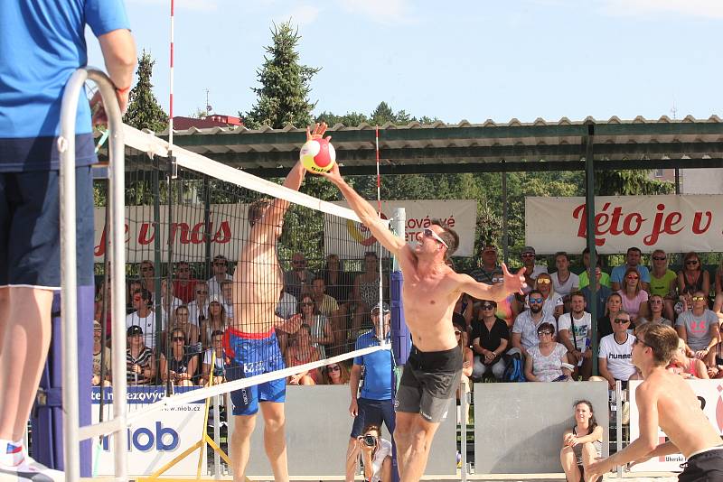 Přední český plážový volejbalista David Schweiner slavil na exhibici v Uherském Hradišti zaslouženou výhru, když v rámci Slováckého léta se svým trenérem Andreou Tomatisem porazil narychlo sestavený pár Filip Habr - Adam Štoček 2:0 na sety.