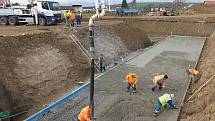 Základy stavby venkovních bazénů a jejich betonáž u CPA Delfín v Uherském Brodě.