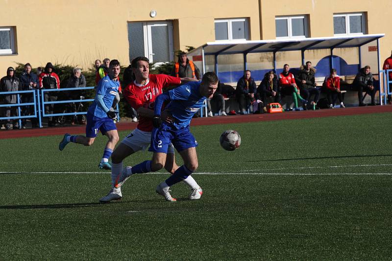 Fotbalisté Uherského Brodu (červené dresy) v 19. kole MSFL podlehli doma na Lapači Otrokovicím 2:3.