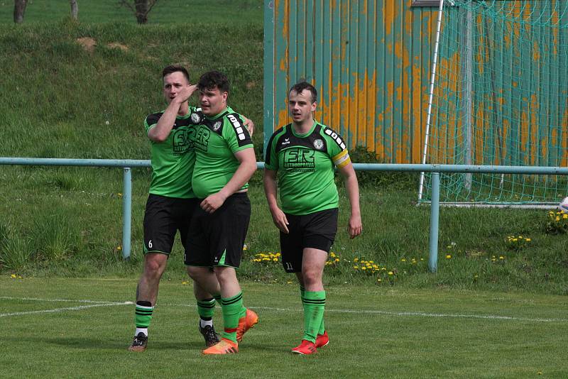 Fotbalisté Zlechova (zelené dresy) ve 20. kole krajské I. B třídy skupiny C přehráli doma Dolní Němčí 3:0.