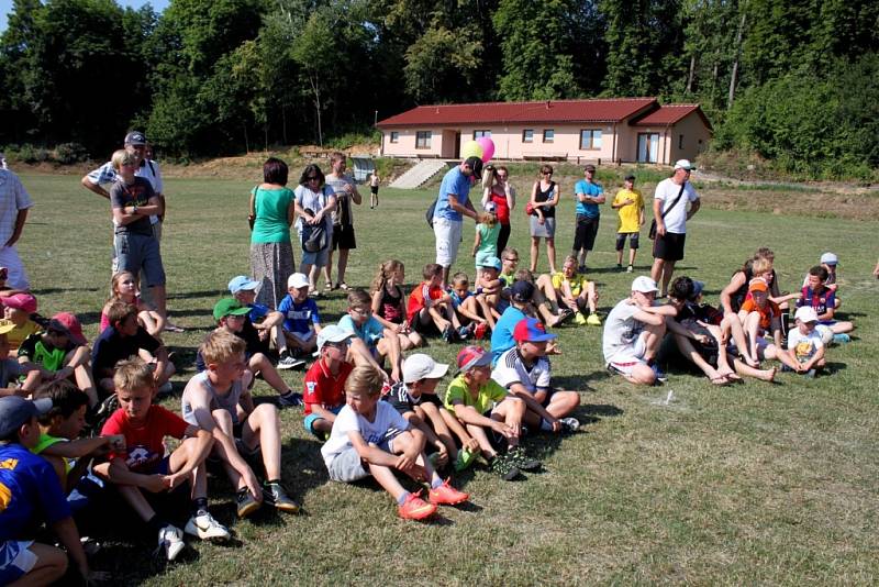 MLÁDÍ. Kluci a holky museli ve finále absolvovat na velehradském hřišti sedm fotbalových disciplín.