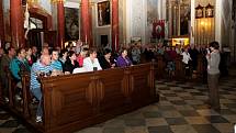 NOC KOSTELŮ. Velehradskou baziliku navštívilo v pátek večer 570 zájemců o prohlídku historického skvostu Moravy i kulturní program v něm.