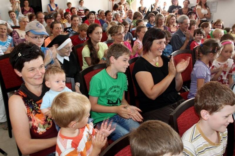 LOUTKOHEREC. Víťa Marčík mladší dokázal pobavit malé i dospělé diváky. Ti mu tleskali i mávali.