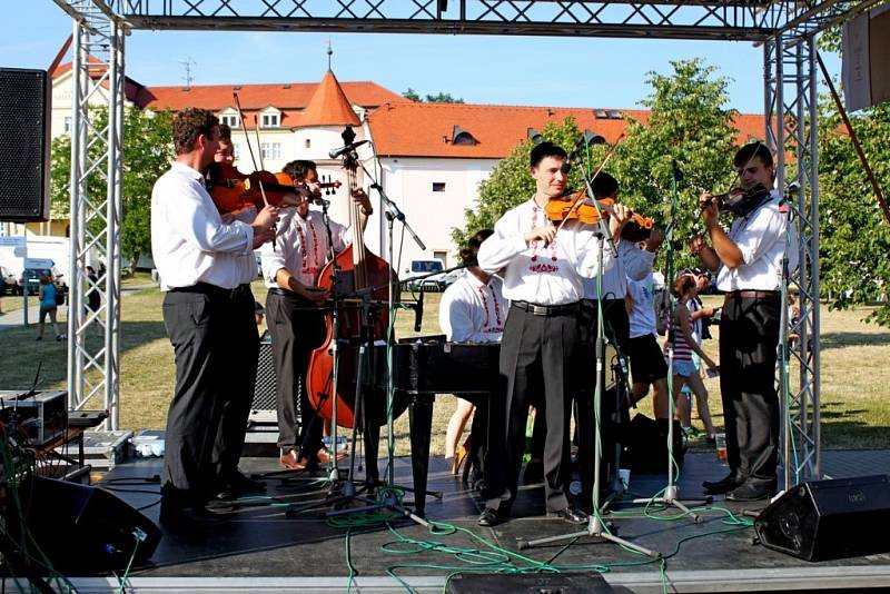 SETKÁNÍ. Při Dnech lidí dobré vůle si dalo na Velehradě dostaveníčko 120 vozíčkářů. 