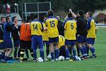 Fotbalisté Buchlovic (ve světlém) byli v duelu s dosud vedoucími Košíky všude o krok rychleji a po zasloužené výhře 2:0 svého soupeře vystřídali na první příčce tabulky. 