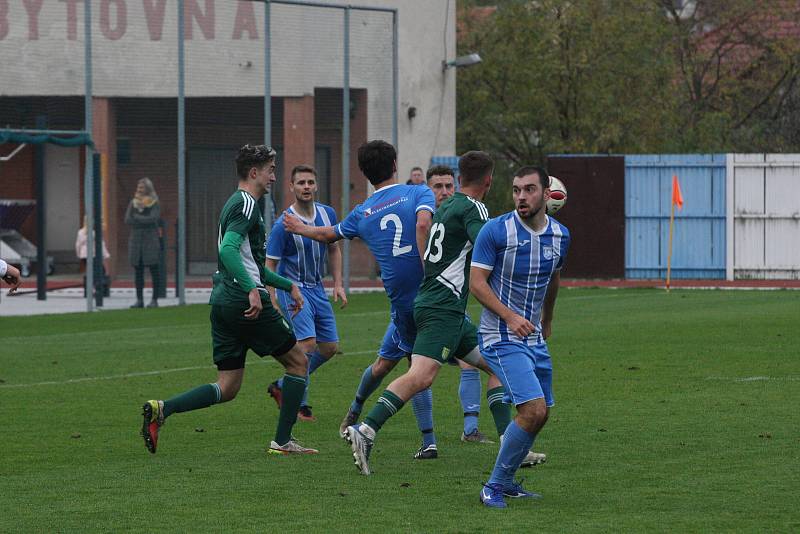 Fotbalisté Hluku (modré dresy) zakončili podzimní část sezony domácí výhrou nad Nivnicí 3:1.