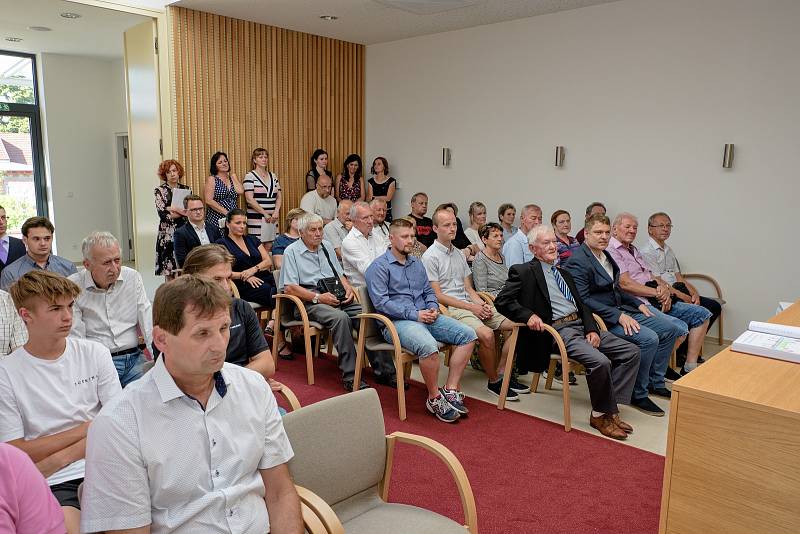 Stolní tenisté Ostrožské Nové Vsi oslavili šedesáté výročí založené i na radnici, kde je přijala starostka Jaroslava Bedřichová.