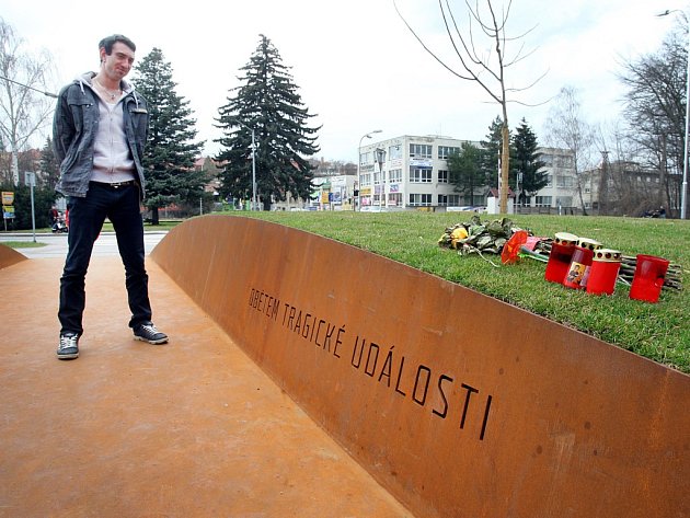 Pietní místo obětem střelby z 24. 2. 2015 v U­herském Brodě.