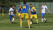 Fotbalisté Slavkova (modré dresy) v 7. kole I.B třídy přehráli oslabený Tlumačov 3:0.