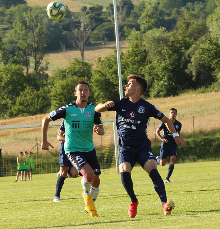 Fotbalisté Slovácka (modré dresy) v předposledním přípravném zápase podlehli na hřišti Strání slovenské Senici 1:2.