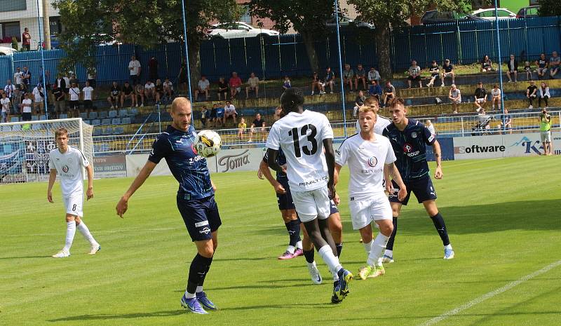 Fotbalisté Slovácka (modré dresy) zdolali v přípravě druholigový Vyškov 2:0.