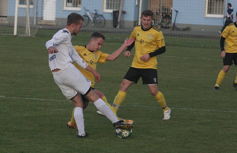 Fotbalisté Vlčnova (bílé dresy) zakončili podzimní část sezony domácí porážkou 0:4 s Topolnou.