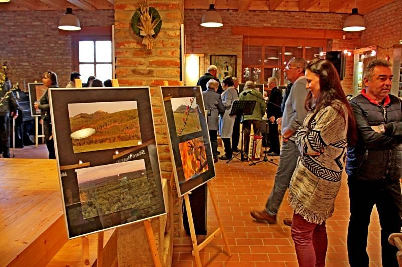 V buchlovickém Muzeu Podhradí byla v páteční podvečeru slavnostně otevřena výstava Poklady chřibských lesů. 