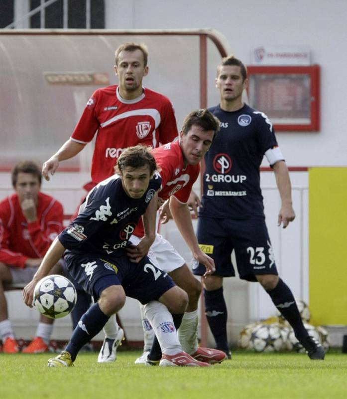 Fotbalový zápas Poháru České pošty mezi FK Pardubice (v červenobílém) a 1. FC Slovácko na hřišti Pod Vinicí v Pardubicích.