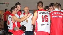 Basketbalisté TJ Spartak Uherský Brod (v bíločerveném) porazili Holice 83:66.