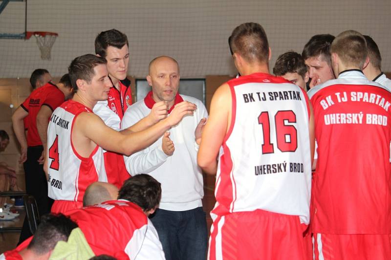 Basketbalisté TJ Spartak Uherský Brod (v bíločerveném) porazili Holice 83:66.