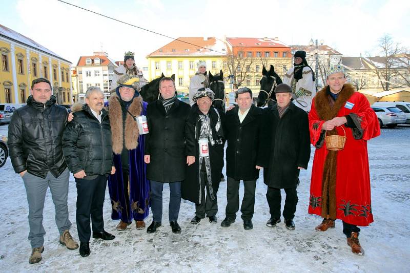 Tříkrálová sbírka 2017. Tři králové na koních na Masarykově náměstí v Uherském Hradišti.