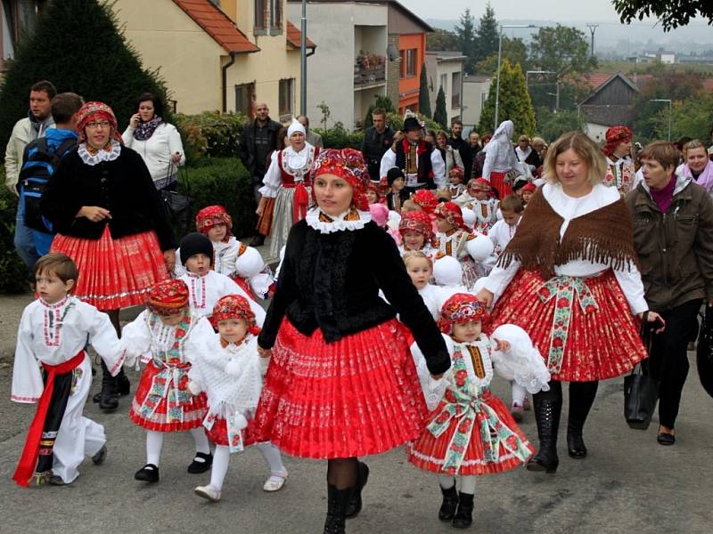 HODY MILÉ HODY. Sobotní veselí a pohodovou hodovou atmosféru v Polešovicích negativně neovlivnilo ani občasné mrholení. 