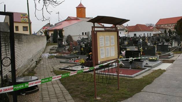 V Uherském Ostrohu vykradli v prodejně Jednoty bankomat, na hřbitově pak našli znehodnocené tisícovky a dvoutisícovky.