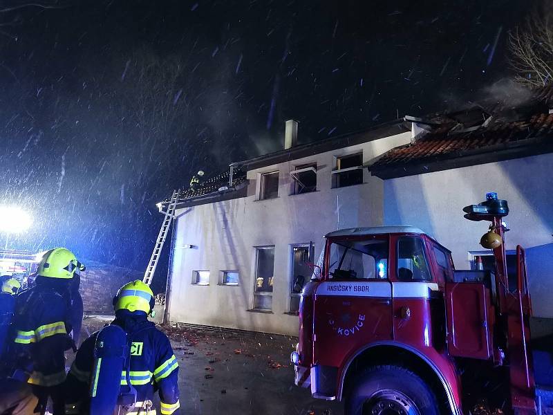 Plameny zachvátily střechu pálenice v Bojkovicích. Bojovalo s nimi sedm hasičských jednotek