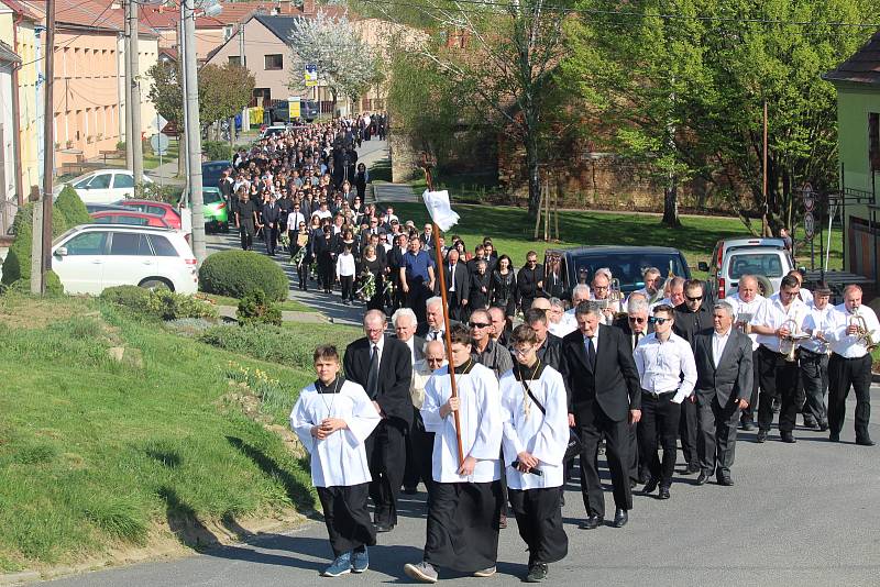 S tragicky zesnulým Adamem Křápkem se přijela do Hluku rozloučit také padesátka motorkářů.