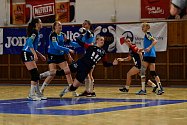 Házenkářky Hodonína (světle modré dresy) v 10. kole ženské MOL Ligy prohrály v Porubě.